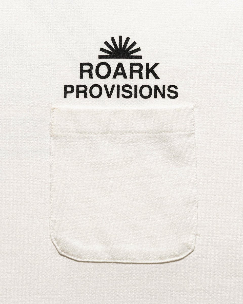 thedaysupplyinc's tweet photo. ROARK | "PROVISIONS" FINE TECH DRY TEE | White 

自由を求める冒険家のためにデザインされたグラフィック"ROARK PROVISIONS"。
サラリとした質感にドライで柔らかな肌触りで快適な着心地を併せ持つFine Tech Dry Tシャツは、オリジナルで編みたてられた生地は植物由来の再生繊維を使用し、吸湿性… https://t.co/N0JTlbz1PI