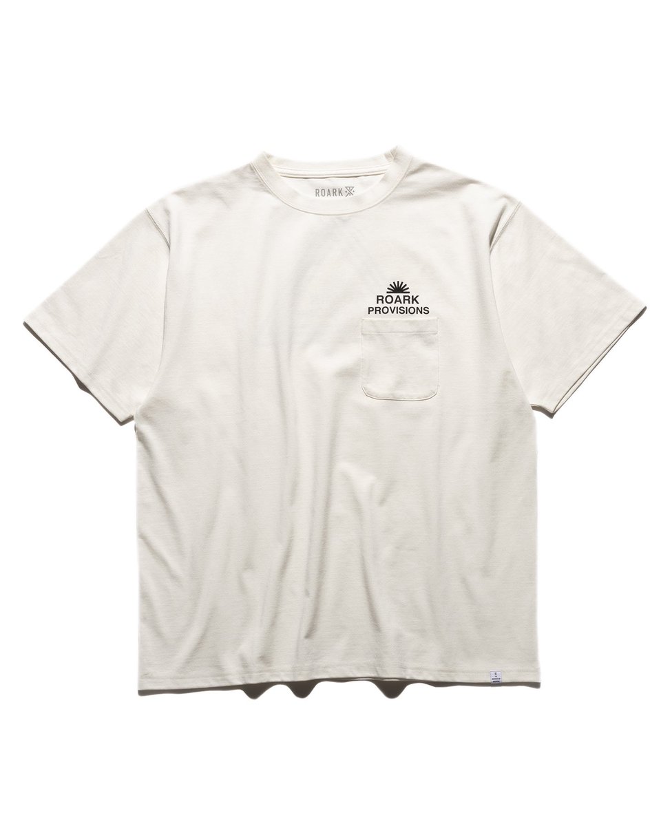 thedaysupplyinc's tweet photo. ROARK | "PROVISIONS" FINE TECH DRY TEE | White 

自由を求める冒険家のためにデザインされたグラフィック"ROARK PROVISIONS"。
サラリとした質感にドライで柔らかな肌触りで快適な着心地を併せ持つFine Tech Dry Tシャツは、オリジナルで編みたてられた生地は植物由来の再生繊維を使用し、吸湿性… https://t.co/N0JTlbz1PI