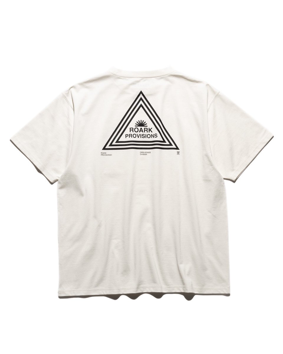 thedaysupplyinc's tweet photo. ROARK | "PROVISIONS" FINE TECH DRY TEE | White 

自由を求める冒険家のためにデザインされたグラフィック"ROARK PROVISIONS"。
サラリとした質感にドライで柔らかな肌触りで快適な着心地を併せ持つFine Tech Dry Tシャツは、オリジナルで編みたてられた生地は植物由来の再生繊維を使用し、吸湿性… https://t.co/N0JTlbz1PI