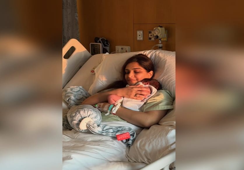 UpendrraRai's tweet image. #SonamKapoor shares #Firstic holding her #Newborn close to her heart from the hospital.