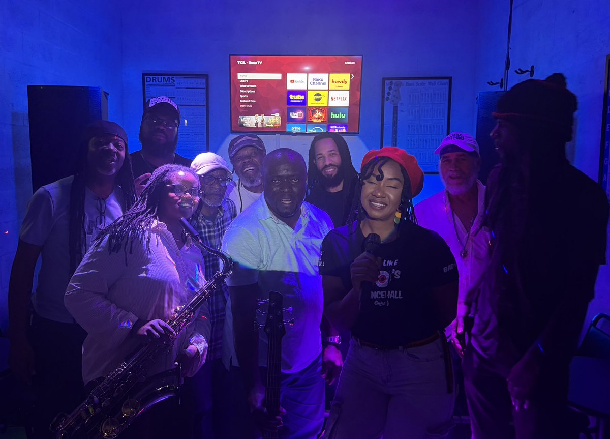ifrolix's tweet photo. The Reggae Wednesday Show at the ifrolix Studio. Talented Reggae Singers, Players of Instruments and Reggae Fans. All Showed up and all had a Great time. Give thanks to all the Attendees. Learn more at https://t.co/hlAJGBSjoW #reggae #reggaeconcert #reggaeband https://t.co/qXb0dn6ICo