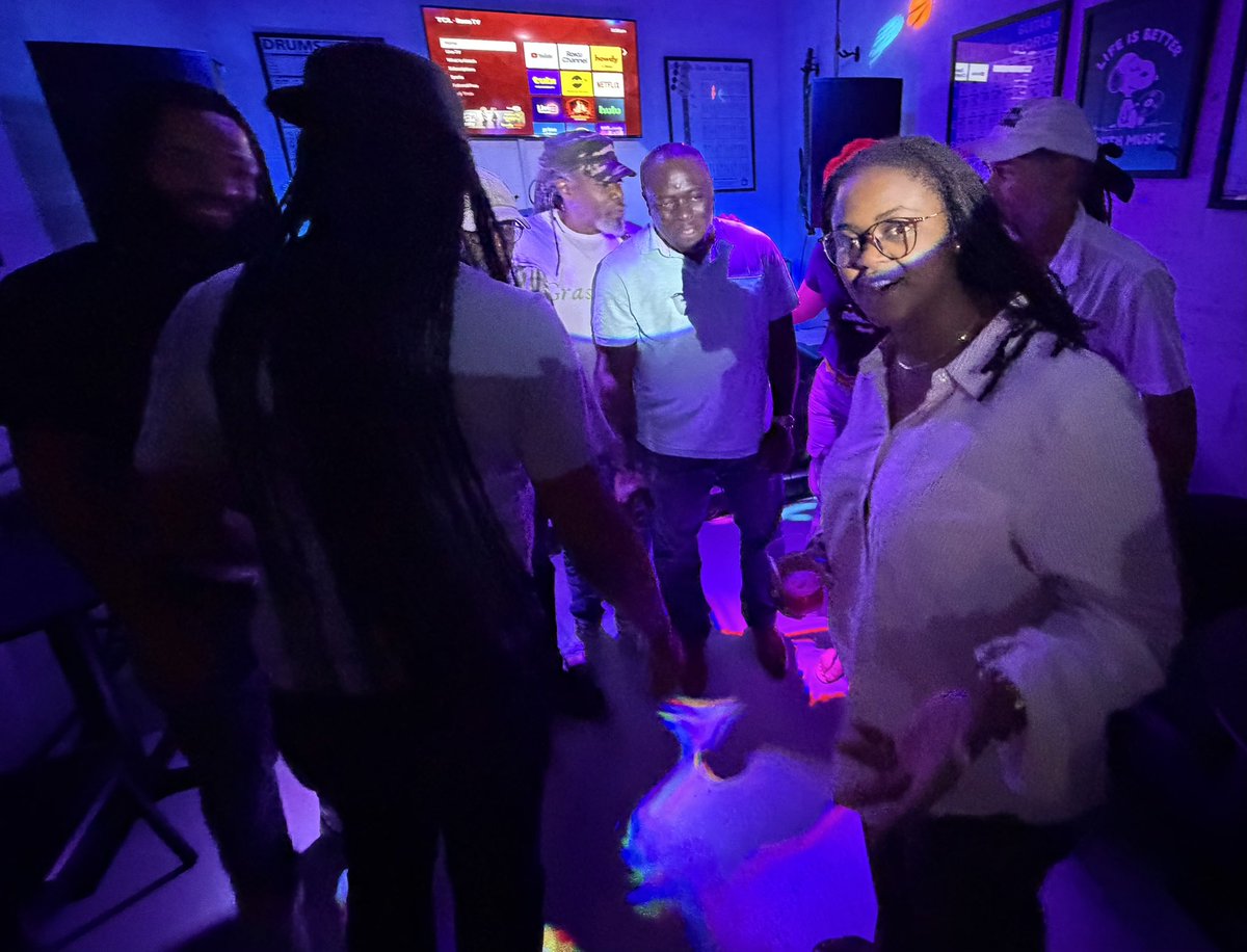 ifrolix's tweet photo. The Reggae Wednesday Show at the ifrolix Studio. Talented Reggae Singers, Players of Instruments and Reggae Fans. All Showed up and all had a Great time. Give thanks to all the Attendees. Learn more at https://t.co/hlAJGBSjoW #reggae #reggaeconcert #reggaeband https://t.co/qXb0dn6ICo