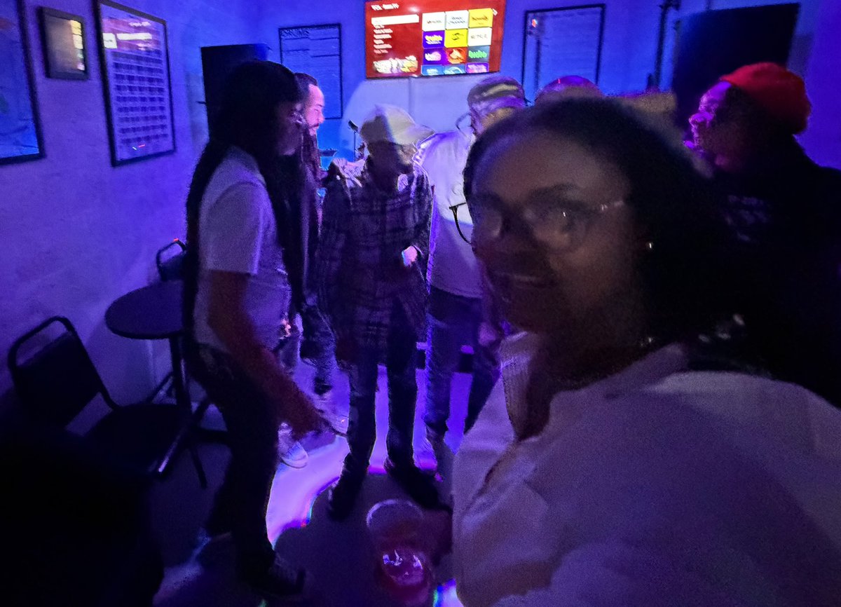 ifrolix's tweet photo. The Reggae Wednesday Show at the ifrolix Studio. Talented Reggae Singers, Players of Instruments and Reggae Fans. All Showed up and all had a Great time. Give thanks to all the Attendees. Learn more at https://t.co/hlAJGBSjoW #reggae #reggaeconcert #reggaeband https://t.co/qXb0dn6ICo