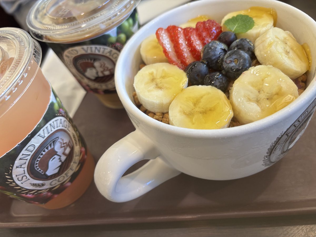 人生で初めてちゃんとお店でアサイーボウル食べたらめっちゃ美味しかった！！！！！