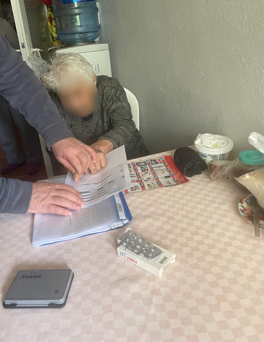 KarabaglarNufus's tweet photo. Adreste Nüfus Hizmeti kapsamında insan odaklı hizmet anlayışımız ile yaşlılık,engellilik gibi mücbir nedenlerden dolayı Müdürlüğümüze gelemeyecek durumda olan kıymetli büyüklerimizin hanelerine misafir oluyoruz.#AdresteNüfusHizmeti @TCNufus @IzmirNufus @BoranBasgul @Figen_alkan3 https://t.co/6kVhOTIwSp