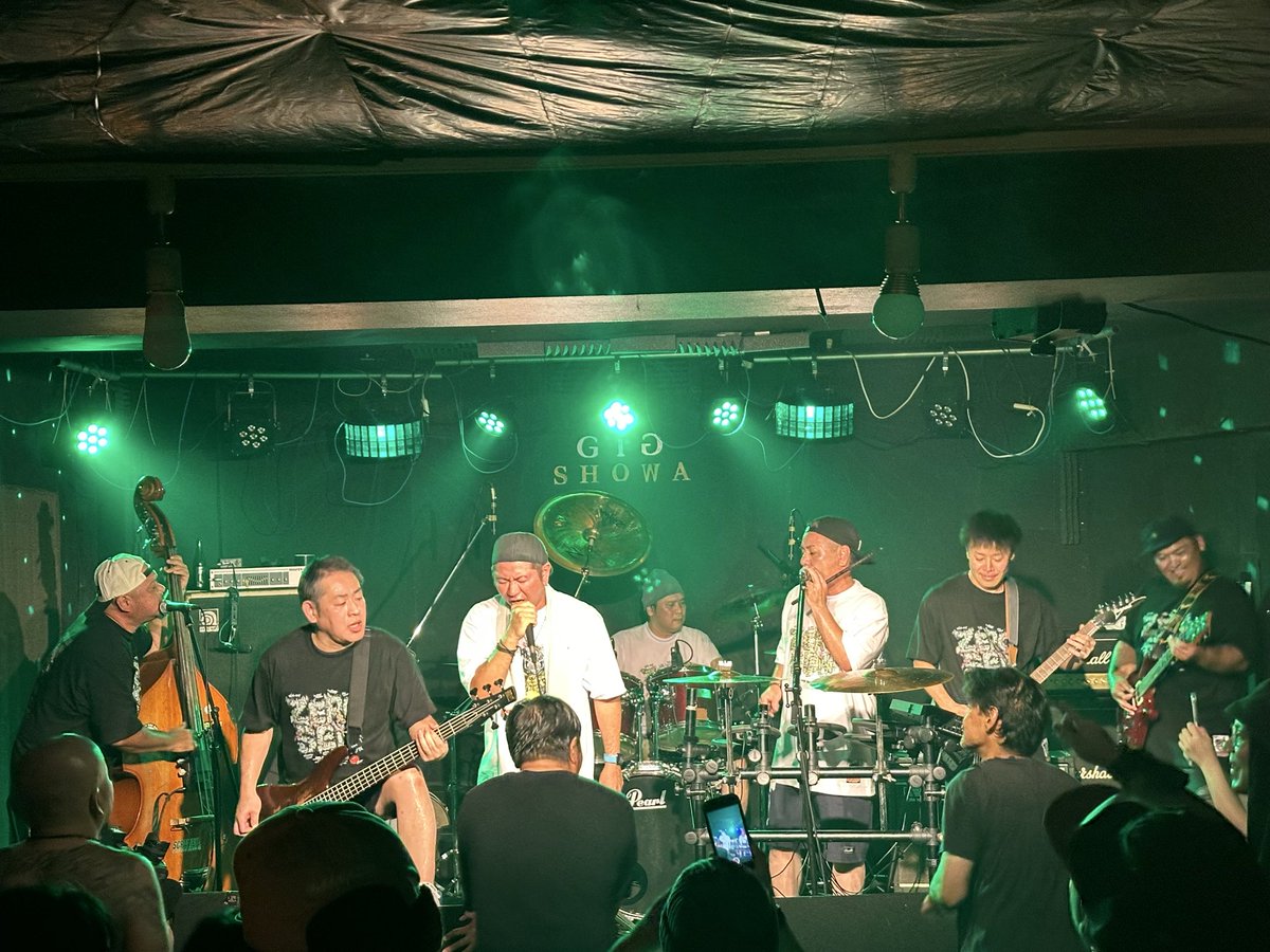 100日後に閉店するLIVEHOUSEのPA前シン tweet media