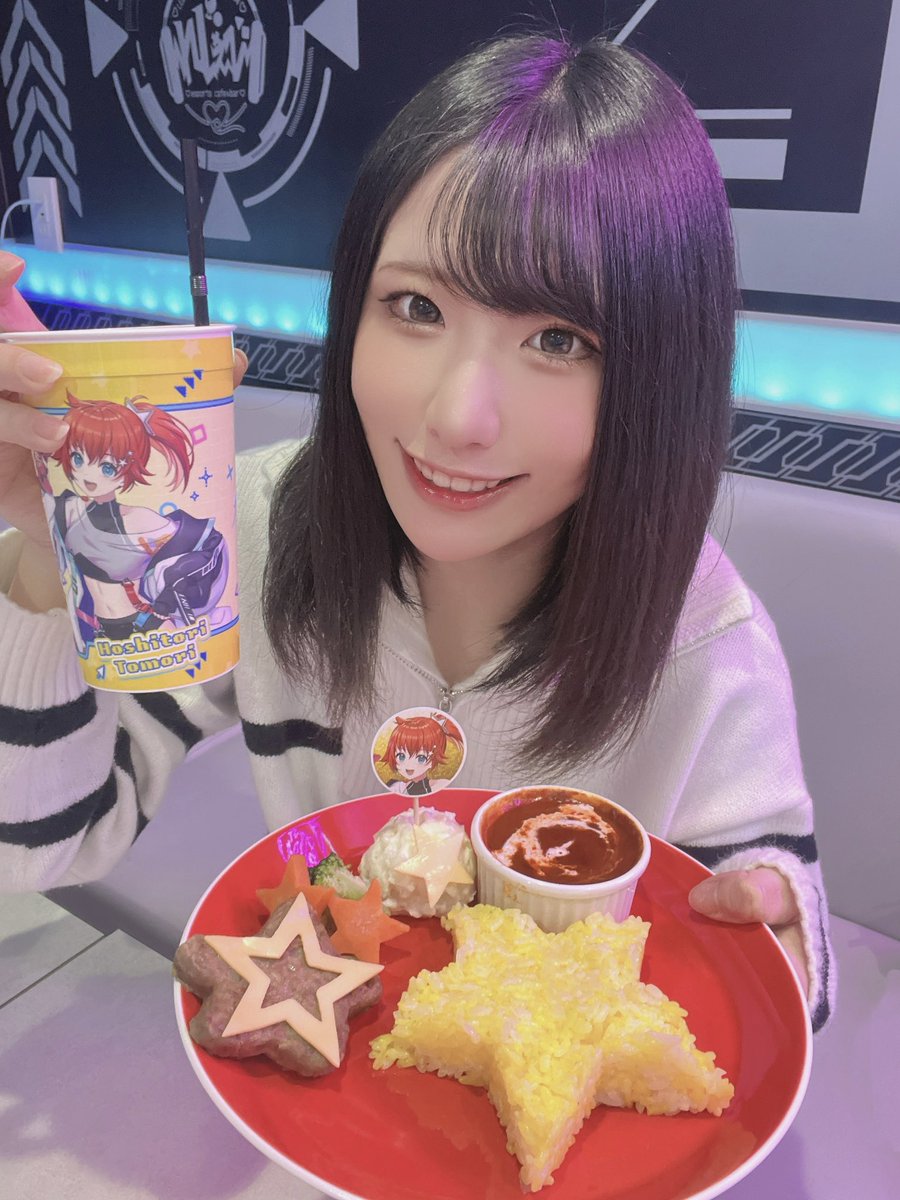 #りーさるカフェ　1日目〜！！
今日はともーりセットにしたよ
カレーも食べやすい辛さで止まらなかったし、ドリンクもさっぱり系で美味しかった〜！！
次食べるものも決まってるからまた来るぞ〜🥰🥰🥰