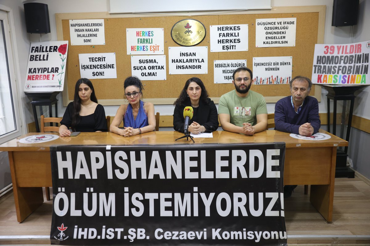 ihdistanbul's tweet photo. Tekirdağ 2 Nolu T Tipi Kapalı Hapishanesi’nde yaşamını yitiren Roman mahpus 26 yaşındaki üç çocuk babası Sinan Üstev’in ölümüne ilişkin açılan soruşturma şüpheleri gidermekten uzak bir şekilde ilerlemektedir. Sinan Üstev’in ailesinin talebi üzerine dosya, Romani Godi Derneği tarafından takip edilmeye başlanmıştır. Ancak mevcut soruşturmanın olayın maddi gerçeğini ortaya çıkaracak şekilde yürütülmediğine dair ciddi kaygılar bulunmaktadır. Bu basın açıklaması, Sinan Üstev’in hapishanedeki sürecini, maruz kaldığı muameleleri, ölümünün öngörülebilir ve önlenebilir olduğunu ve sürece dair eksiklikleri kamuoyuna aktarmak amacıyla hazırlanmıştır.

Sinan Üstev’in hapishanedeki süreci, ölümünün tamamen öngörülebilir ve önlenebilir olduğunu göstermektedir. 20 Ekim 2025 tarihinde, Sinan Üstev’in Karatepe Açık Ceza İnfaz Kurumu’ndan firar ettiği iddiası üzerine hakkında işlem başlatılmıştır. Ancak bu süreçten kısa süre sonra, 27 Ekim 2025 tarihinde, Sinan Üstev’in bulunduğu C-16 koğuşunda jilet yutmak suretiyle kendine zarar verdiği resmi kayıtlarla belgelenmiştir. Bu olay, Sinan Üstev’in intihar riski taşıdığını ve psikolojik olarak kırılgan bir durumda olduğunu açıkça ortaya koymaktadır. Hapishane idaresi tarafından kayıt altına alınan bu olay, disiplin soruşturmasına konu edilmiş ve mahpusun ruhsal durumunun göz ardı edilemeyecek kadar ciddi olduğu anlaşılmıştır.

30 Ekim 2025 tarihinde hapishane müdürlüğü tarafından Sinan Üstev’e savunma istem yazısı tebliğ edilmiş; 6 Kasım 2025 tarihinde Çorlu İnfaz Hâkimliği tarafından mahpus hakkında firar ettiği gerekçesiyle 11 günlük hücre cezası uygulanmasına karar verilmiştir. 8 Aralık 2025 tarihinde ise jilet yuttuğu için Sinan Üstev 1 ay süreyle ziyaretçi kabulünden yoksun bırakılmıştır. Bu süreç boyunca Sinan Üstev, 8 Aralık 2025 tarihli savunma dilekçesinde psikolojik olarak iyi olmadığını açıkça ifade etmiştir.

Burada kritik nokta şudur: intihar riski bulunan, kendine zarar geçmişi olan ve psikolojik olarak kırılgan bir mahpusun hücre cezasına tabi tutulması, uluslararası insan hakları standartları ve tıbbi özen yükümlülükleriyle açıkça çelişmektedir. Hücre cezası, mahpusun izolasyona alınması ve yalnız bırakılması anlamına gelmektedir.

Ancak Sinan Üstev’in durumu, hem Birleşmiş Milletler Mahpuslara Muameleye Dair Asgari Standart Kuralları (Mandela Kuralları) hem de ceza infaz hukukunun temel ilkeleri çerçevesinde, kendisine hücre cezası uygulamasının riskli ve tehlikeli bir karar olduğunu göstermektedir. Mandela Kuralları, psikolojik olarak kırılgan ve kendine zarar riski taşıyan mahpusların tecrit ve hücre cezaları altında tutulamayacağını açıkça belirtmekte; uzun süreli ve denetimsiz tecritin işkence veya insanlık dışı muamele niteliği taşıyacağını vurgulamaktadır.

11 günlük hücre cezasının infaz süreci ise Sinan Üstev’in ölüm riskini artıran en kritik unsurdur. Hücre cezasının infazının 5. veya 6. gününe denk gelen 25 Aralık 2025 tarihinde, Sinan Üstev’in intihar ettiği ve bu yüzden vefat ettiği iddia edilmektedir. Daha önce kendine zarar eylemi geçmişi olan ve psikolojik olarak kırılgan bir mahpusun, ceza süresi boyunca tek başına hücrede tutulması ve gerekli özel gözetimin sağlanmaması ölüm riskini doğrudan artırmıştır. Bu bağlamda, hücre cezasının uygulanması, idari ve tıbbi olarak ciddi bir ihmal niteliği taşımaktadır.

Olayda ayrıca kritik bir unsur, “hücrede kalabilir” raporudur. Kendine zarar geçmişi olan, intihar riski taşıyan ve psikolojik olarak kötü durumda olduğunu beyan eden bir mahpus hakkında bu raporun verilmesi, tıbbi özen yükümlülüğüne ve mesleki standartlara açıkça aykırıdır. Bu raporun, ölüm sonucuyla bağlantısının ve etkisinin kapsamlı biçimde değerlendirilmesi gerekmektedir. Bu çerçevede ilgili sağlık personelinin sorumluluğunun, hem idari hem de cezai boyutlarıyla etkili bir şekilde incelenmesi önem taşımaktadır. Türk Tabipleri Birliği’nin de sürece dahil olarak gerekli değerlendirmeyi yapması gerekmektedir.

17 Mart 2026 tarihinde, Romani Godi Derneği’nden iki avukat temsilcimiz, Sinan Üstev’in yaşamını yitirdiği Tekirdağ 2 Nolu T Tipi Hapishanesini ziyaret etmiş ve hapishane müdürü ile görüşmüştür. Görüşmede müdür, Sinan Üstev’in ailevi sebeplerden dolayı intihar ettiğini, kötü muamele veya işkence uygulanmadığını ve mahpusun iyi halli olduğunu ifade etmiştir. Ancak bu açıklamalar, Sinan Üstev’in daha önceki kendine zarar eylemleri ve yüksek intihar riskini görmezden gelmektedir.

Görüşmenin ardından dosya savcısı ile yapılan görüşmede, Sinan Üstev’in ölmeden önce yazdığı iddia edilen mektupların bilirkişiye gönderildiği belirtilmiş; ancak mevcut mektuplar eksik ve tam olarak taranmamış olduğundan, bu metinleri mahpusun yazıp yazmadığı hâlen tespit edilememiştir. Dosyada hâlen eksik olan deliller arasında Sinan Üstev’in infaz ve sağlık dosyalarının tamamı, olay öncesi ve günü kamera kayıtlarının ham ve tam hâli, sosyal faaliyet ve gözlem raporları ile olay günü veya öncesinde kendisiyle aynı alanı paylaşan mahpuslar ve görevli personelin ifadeleri bulunmamaktadır. Bu eksiklikler, olayın maddi gerçeğinin ortaya çıkarılmasını ciddi biçimde engellemektedir.

Tüm bu veriler ışığında, Sinan Üstev’in ölümü öngörülebilir ve önlenebilir nitelikte bir ölüm olarak değerlendirilmektedir. Kamu makamlarının yükümlülüğü, risk altındaki bir mahpusu cezalandırmak değil, korumak, gözetmek ve gerekli tedaviye yönlendirmektir. Ancak somut olayda bu yükümlülüğün gereği gibi yerine getirilmediğine işaret eden ciddi bulgular bulunmakta; risk altındaki bir mahpusun izolasyon koşullarında tutulmasının bu sürece etkisinin kapsamlı biçimde değerlendirilmesi gerekmektedir.

Başta Adalet Bakanlığı olmak üzere tüm yetkililere çağrımız şudur: Devam eden soruşturma, tüm sorumluluk zincirini ortaya çıkaracak şekilde bağımsız, tarafsız ve etkili bir şekilde yürütülmeli; tüm deliller eksiksiz şekilde toplanmalı ve değerlendirilmelidir. Hapishane idaresi ve ilgili sağlık personeli başta olmak üzere sorumluluğu bulunan tüm kamu görevlileri hakkında gerekli idari ve adli işlemler derhal başlatılmalıdır.

Sinan Üstev’in ailesi ve kamuoyu için adalet sağlanana kadar sürecin takipçisi olacağımızı kamuoyuna saygıyla duyururuz.

İnsan Hakları Derneği İstanbul Şubesi
Romani Godi
Ceza İnfaz Sisteminde Sivil Toplum Derneği (CİSST)