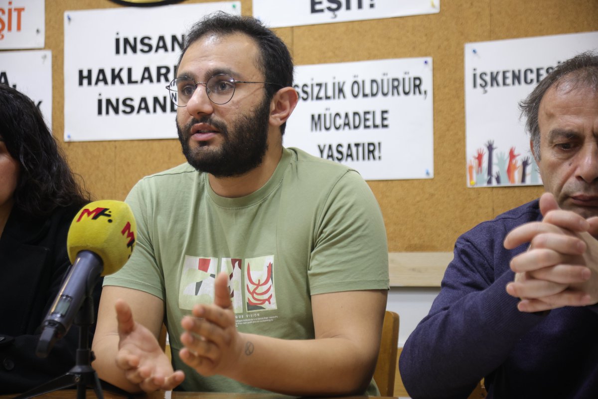ihdistanbul's tweet photo. Tekirdağ 2 Nolu T Tipi Kapalı Hapishanesi’nde yaşamını yitiren Roman mahpus 26 yaşındaki üç çocuk babası Sinan Üstev’in ölümüne ilişkin açılan soruşturma şüpheleri gidermekten uzak bir şekilde ilerlemektedir. Sinan Üstev’in ailesinin talebi üzerine dosya, Romani Godi Derneği tarafından takip edilmeye başlanmıştır. Ancak mevcut soruşturmanın olayın maddi gerçeğini ortaya çıkaracak şekilde yürütülmediğine dair ciddi kaygılar bulunmaktadır. Bu basın açıklaması, Sinan Üstev’in hapishanedeki sürecini, maruz kaldığı muameleleri, ölümünün öngörülebilir ve önlenebilir olduğunu ve sürece dair eksiklikleri kamuoyuna aktarmak amacıyla hazırlanmıştır.

Sinan Üstev’in hapishanedeki süreci, ölümünün tamamen öngörülebilir ve önlenebilir olduğunu göstermektedir. 20 Ekim 2025 tarihinde, Sinan Üstev’in Karatepe Açık Ceza İnfaz Kurumu’ndan firar ettiği iddiası üzerine hakkında işlem başlatılmıştır. Ancak bu süreçten kısa süre sonra, 27 Ekim 2025 tarihinde, Sinan Üstev’in bulunduğu C-16 koğuşunda jilet yutmak suretiyle kendine zarar verdiği resmi kayıtlarla belgelenmiştir. Bu olay, Sinan Üstev’in intihar riski taşıdığını ve psikolojik olarak kırılgan bir durumda olduğunu açıkça ortaya koymaktadır. Hapishane idaresi tarafından kayıt altına alınan bu olay, disiplin soruşturmasına konu edilmiş ve mahpusun ruhsal durumunun göz ardı edilemeyecek kadar ciddi olduğu anlaşılmıştır.

30 Ekim 2025 tarihinde hapishane müdürlüğü tarafından Sinan Üstev’e savunma istem yazısı tebliğ edilmiş; 6 Kasım 2025 tarihinde Çorlu İnfaz Hâkimliği tarafından mahpus hakkında firar ettiği gerekçesiyle 11 günlük hücre cezası uygulanmasına karar verilmiştir. 8 Aralık 2025 tarihinde ise jilet yuttuğu için Sinan Üstev 1 ay süreyle ziyaretçi kabulünden yoksun bırakılmıştır. Bu süreç boyunca Sinan Üstev, 8 Aralık 2025 tarihli savunma dilekçesinde psikolojik olarak iyi olmadığını açıkça ifade etmiştir.

Burada kritik nokta şudur: intihar riski bulunan, kendine zarar geçmişi olan ve psikolojik olarak kırılgan bir mahpusun hücre cezasına tabi tutulması, uluslararası insan hakları standartları ve tıbbi özen yükümlülükleriyle açıkça çelişmektedir. Hücre cezası, mahpusun izolasyona alınması ve yalnız bırakılması anlamına gelmektedir.

Ancak Sinan Üstev’in durumu, hem Birleşmiş Milletler Mahpuslara Muameleye Dair Asgari Standart Kuralları (Mandela Kuralları) hem de ceza infaz hukukunun temel ilkeleri çerçevesinde, kendisine hücre cezası uygulamasının riskli ve tehlikeli bir karar olduğunu göstermektedir. Mandela Kuralları, psikolojik olarak kırılgan ve kendine zarar riski taşıyan mahpusların tecrit ve hücre cezaları altında tutulamayacağını açıkça belirtmekte; uzun süreli ve denetimsiz tecritin işkence veya insanlık dışı muamele niteliği taşıyacağını vurgulamaktadır.

11 günlük hücre cezasının infaz süreci ise Sinan Üstev’in ölüm riskini artıran en kritik unsurdur. Hücre cezasının infazının 5. veya 6. gününe denk gelen 25 Aralık 2025 tarihinde, Sinan Üstev’in intihar ettiği ve bu yüzden vefat ettiği iddia edilmektedir. Daha önce kendine zarar eylemi geçmişi olan ve psikolojik olarak kırılgan bir mahpusun, ceza süresi boyunca tek başına hücrede tutulması ve gerekli özel gözetimin sağlanmaması ölüm riskini doğrudan artırmıştır. Bu bağlamda, hücre cezasının uygulanması, idari ve tıbbi olarak ciddi bir ihmal niteliği taşımaktadır.

Olayda ayrıca kritik bir unsur, “hücrede kalabilir” raporudur. Kendine zarar geçmişi olan, intihar riski taşıyan ve psikolojik olarak kötü durumda olduğunu beyan eden bir mahpus hakkında bu raporun verilmesi, tıbbi özen yükümlülüğüne ve mesleki standartlara açıkça aykırıdır. Bu raporun, ölüm sonucuyla bağlantısının ve etkisinin kapsamlı biçimde değerlendirilmesi gerekmektedir. Bu çerçevede ilgili sağlık personelinin sorumluluğunun, hem idari hem de cezai boyutlarıyla etkili bir şekilde incelenmesi önem taşımaktadır. Türk Tabipleri Birliği’nin de sürece dahil olarak gerekli değerlendirmeyi yapması gerekmektedir.

17 Mart 2026 tarihinde, Romani Godi Derneği’nden iki avukat temsilcimiz, Sinan Üstev’in yaşamını yitirdiği Tekirdağ 2 Nolu T Tipi Hapishanesini ziyaret etmiş ve hapishane müdürü ile görüşmüştür. Görüşmede müdür, Sinan Üstev’in ailevi sebeplerden dolayı intihar ettiğini, kötü muamele veya işkence uygulanmadığını ve mahpusun iyi halli olduğunu ifade etmiştir. Ancak bu açıklamalar, Sinan Üstev’in daha önceki kendine zarar eylemleri ve yüksek intihar riskini görmezden gelmektedir.

Görüşmenin ardından dosya savcısı ile yapılan görüşmede, Sinan Üstev’in ölmeden önce yazdığı iddia edilen mektupların bilirkişiye gönderildiği belirtilmiş; ancak mevcut mektuplar eksik ve tam olarak taranmamış olduğundan, bu metinleri mahpusun yazıp yazmadığı hâlen tespit edilememiştir. Dosyada hâlen eksik olan deliller arasında Sinan Üstev’in infaz ve sağlık dosyalarının tamamı, olay öncesi ve günü kamera kayıtlarının ham ve tam hâli, sosyal faaliyet ve gözlem raporları ile olay günü veya öncesinde kendisiyle aynı alanı paylaşan mahpuslar ve görevli personelin ifadeleri bulunmamaktadır. Bu eksiklikler, olayın maddi gerçeğinin ortaya çıkarılmasını ciddi biçimde engellemektedir.

Tüm bu veriler ışığında, Sinan Üstev’in ölümü öngörülebilir ve önlenebilir nitelikte bir ölüm olarak değerlendirilmektedir. Kamu makamlarının yükümlülüğü, risk altındaki bir mahpusu cezalandırmak değil, korumak, gözetmek ve gerekli tedaviye yönlendirmektir. Ancak somut olayda bu yükümlülüğün gereği gibi yerine getirilmediğine işaret eden ciddi bulgular bulunmakta; risk altındaki bir mahpusun izolasyon koşullarında tutulmasının bu sürece etkisinin kapsamlı biçimde değerlendirilmesi gerekmektedir.

Başta Adalet Bakanlığı olmak üzere tüm yetkililere çağrımız şudur: Devam eden soruşturma, tüm sorumluluk zincirini ortaya çıkaracak şekilde bağımsız, tarafsız ve etkili bir şekilde yürütülmeli; tüm deliller eksiksiz şekilde toplanmalı ve değerlendirilmelidir. Hapishane idaresi ve ilgili sağlık personeli başta olmak üzere sorumluluğu bulunan tüm kamu görevlileri hakkında gerekli idari ve adli işlemler derhal başlatılmalıdır.

Sinan Üstev’in ailesi ve kamuoyu için adalet sağlanana kadar sürecin takipçisi olacağımızı kamuoyuna saygıyla duyururuz.

İnsan Hakları Derneği İstanbul Şubesi
Romani Godi
Ceza İnfaz Sisteminde Sivil Toplum Derneği (CİSST)