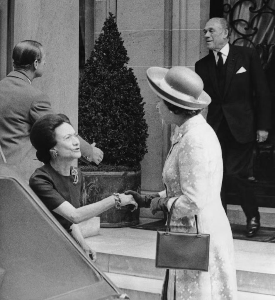sarahdiaryz's tweet image. The famous blue printed outfit was designed by Ian Thomas, worn by Queen Elizabeth II for her State Visit to France in May 1972.

#DYK Queen Elizabeth II met her seriously ill Uncle David, The Duke of Windsor, former King Edward VIII, with only 10 days until The Duke's death.