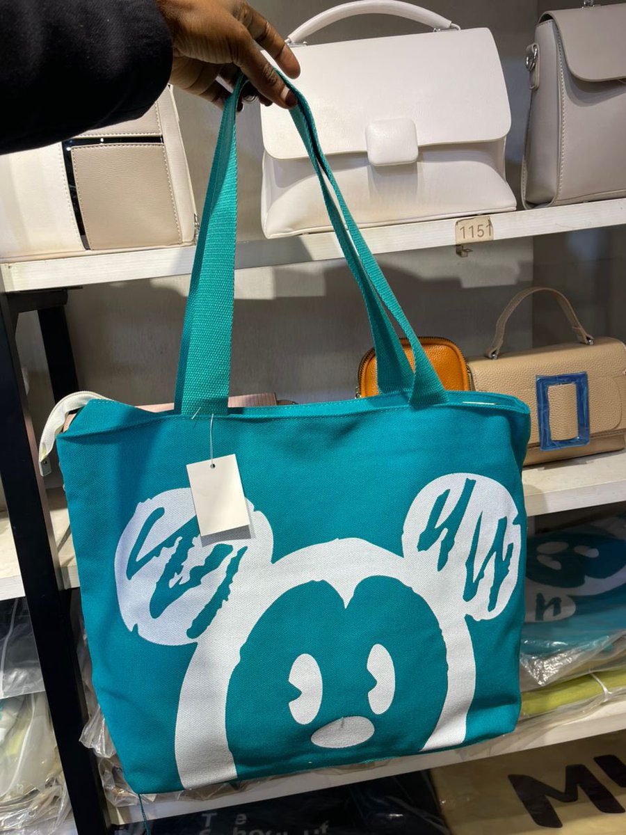 Essie 🤍 tweet media