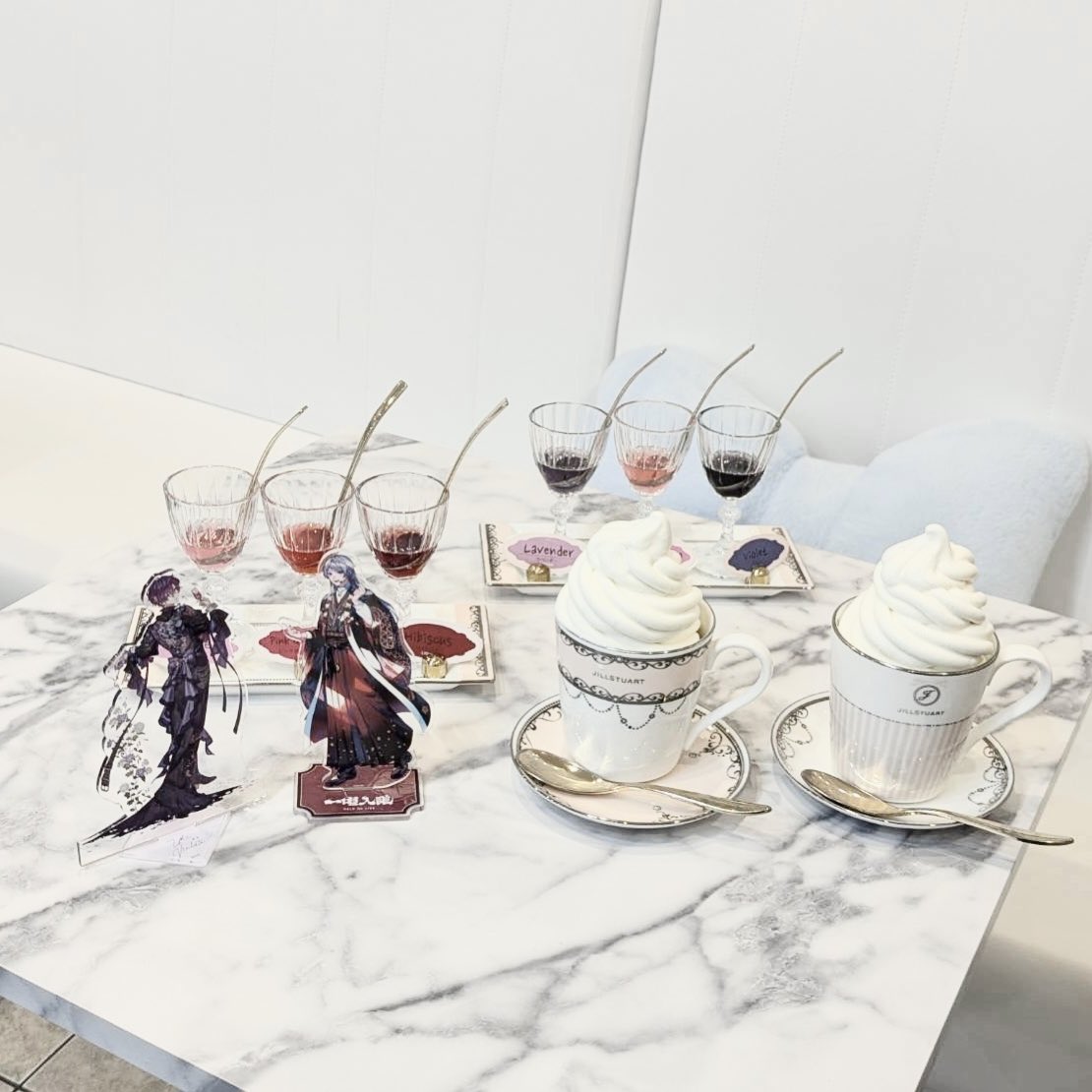Went to a super cute cafe with my friend! 
We were both completely obsessed with how amazing their acrylic stand visuals looked!💜❤️

#UkiVioleta #FuwaUki