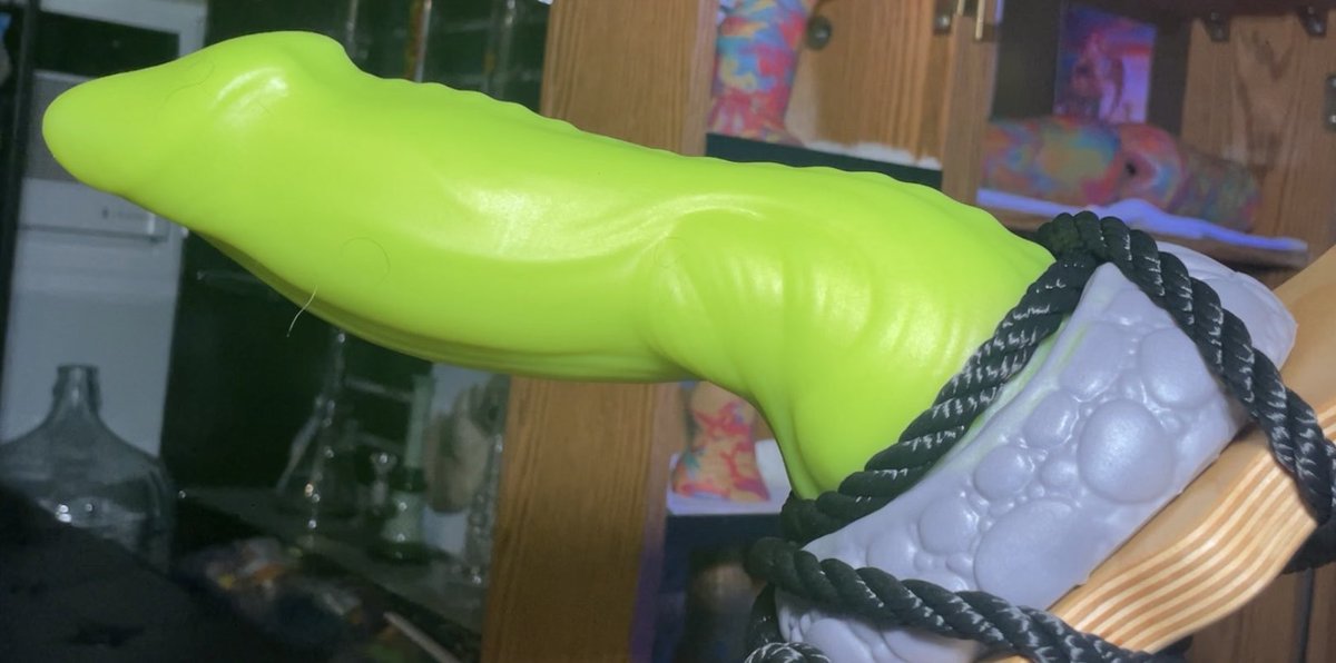 Newest <a href="/bad_dragon/">Bad Dragon</a> family member!😻😻😻 (L/SS Nox) The UV is so bright, almost like a lightsaber🙀