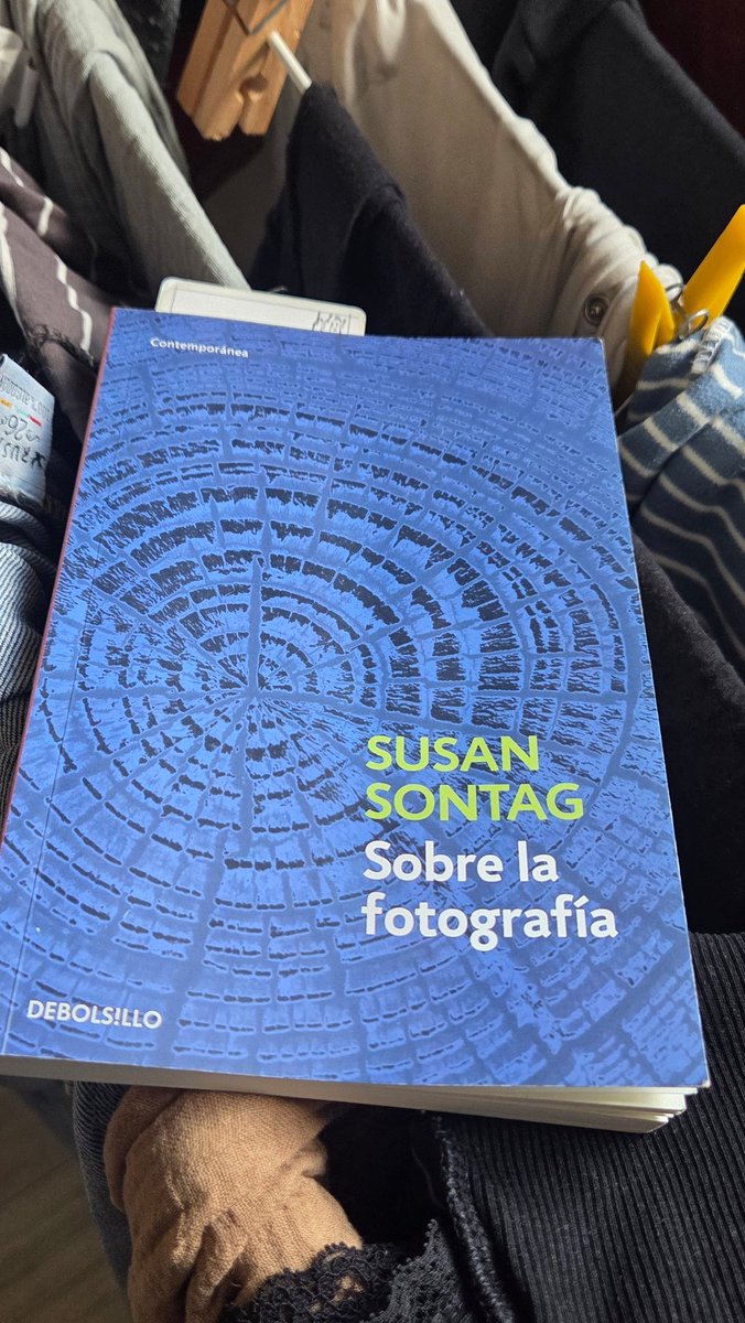 GuilleJColombo's tweet photo. "La necesidad de confirmar la realidad y dilatar la experiencia mediante fotografías es un consumismo estético al que hoy todos son adictos. Las sociedades industriales transforman a sus ciudadanos en yonquis a las imágenes..." S. Sontag https://t.co/vfxMT7Onqr