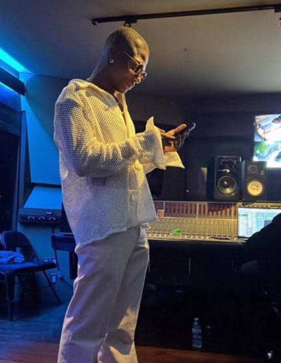 wizGirlis3's tweet photo. Braids wizkid or                    Bald wizkid😁 https://t.co/aPMUXQuN40