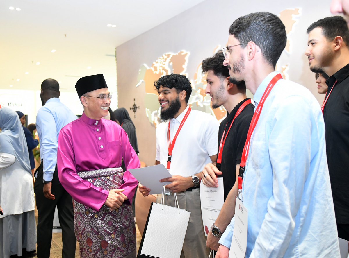 MohdShukriYajid's tweet photo. A wonderful time engaging with participants of the MSU-EMGS Edutourism Programme from Germany, alongside En. Novie Tajuddin, EMGS CEO during the certificate presentation. Delightful conversations and meaningful connections were made. @msuacademy @MSUGlobalAffair @MSUscd https://t.co/p3HOsxCXir