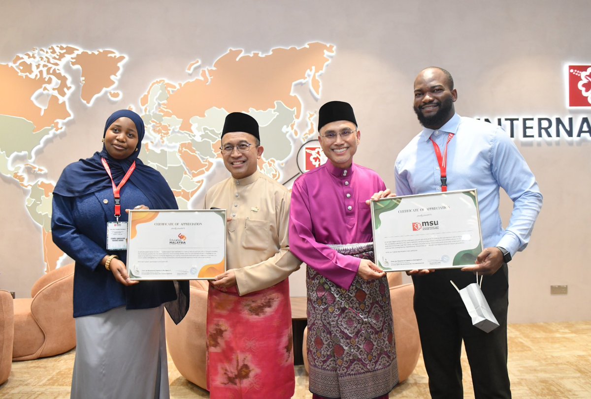 MohdShukriYajid's tweet photo. A wonderful time engaging with participants of the MSU-EMGS Edutourism Programme from Germany, alongside En. Novie Tajuddin, EMGS CEO during the certificate presentation. Delightful conversations and meaningful connections were made. @msuacademy @MSUGlobalAffair @MSUscd https://t.co/p3HOsxCXir