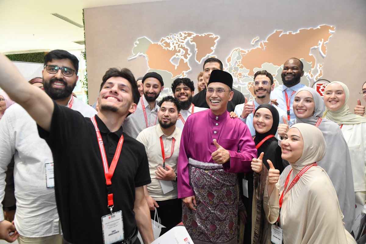 MohdShukriYajid's tweet photo. A wonderful time engaging with participants of the MSU-EMGS Edutourism Programme from Germany, alongside En. Novie Tajuddin, EMGS CEO during the certificate presentation. Delightful conversations and meaningful connections were made. @msuacademy @MSUGlobalAffair @MSUscd https://t.co/p3HOsxCXir