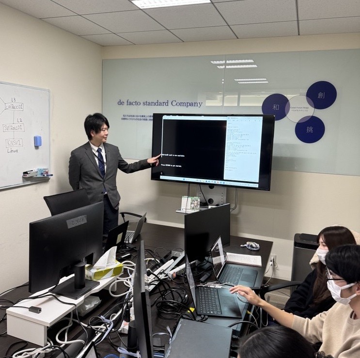 GFD_PR's tweet photo. ／
📢 新人インフラ研修でお悩みの方へ
＼

✅5月開催！
✅先着5名限定
✅インフラ実践研修「Novasl」👨‍🏫

👨‍🏫事例公開中！
https://t.co/u2cTSD6rfx

🌈今すぐチェック👉
https://t.co/OHnJnxYS1f

#SES営業 #人材育成 #IT #インフラ研修 #新人研修 #採用担当 https://t.co/Bh7MNnpRaK