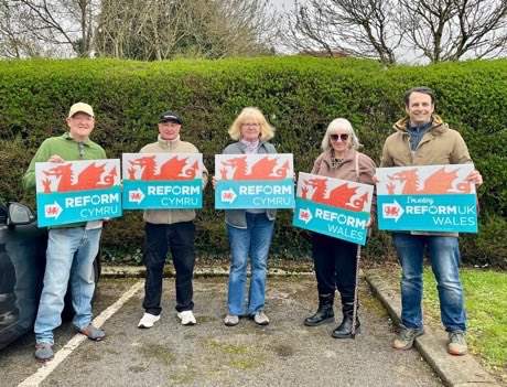 ReformDaily_'s tweet image. 🏴󠁧󠁢󠁷󠁬󠁳󠁿 Busy day for Gareth Beer &amp;amp; the Reform Wales teams!

From door-to-door chats to spreading the Reform message, the reception from locals was incredible

Amazing work from all Reformers 

Wales needs REFORM

#ReformUK #Wales [@RUKWales @GarethReformUK]
