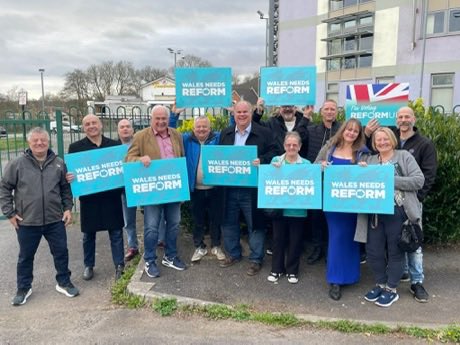 ReformDaily_'s tweet image. 🏴󠁧󠁢󠁷󠁬󠁳󠁿 Busy day for Gareth Beer &amp;amp; the Reform Wales teams!

From door-to-door chats to spreading the Reform message, the reception from locals was incredible

Amazing work from all Reformers 

Wales needs REFORM

#ReformUK #Wales [@RUKWales @GarethReformUK]