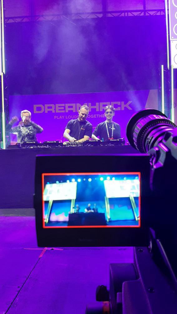 TheMexicanMoose's tweet photo. IT IS TIME!

Huge thanks to @DreamHack and @xboxuk for inviting me, @ThisIsHaden and @djinnbanter to play at the very first DreamHack Birmingham!

Watch the full B2B2B set back 👉 https://t.co/X8LDn3MHjo

#Ad/#Invite https://t.co/4hfBY5jQju