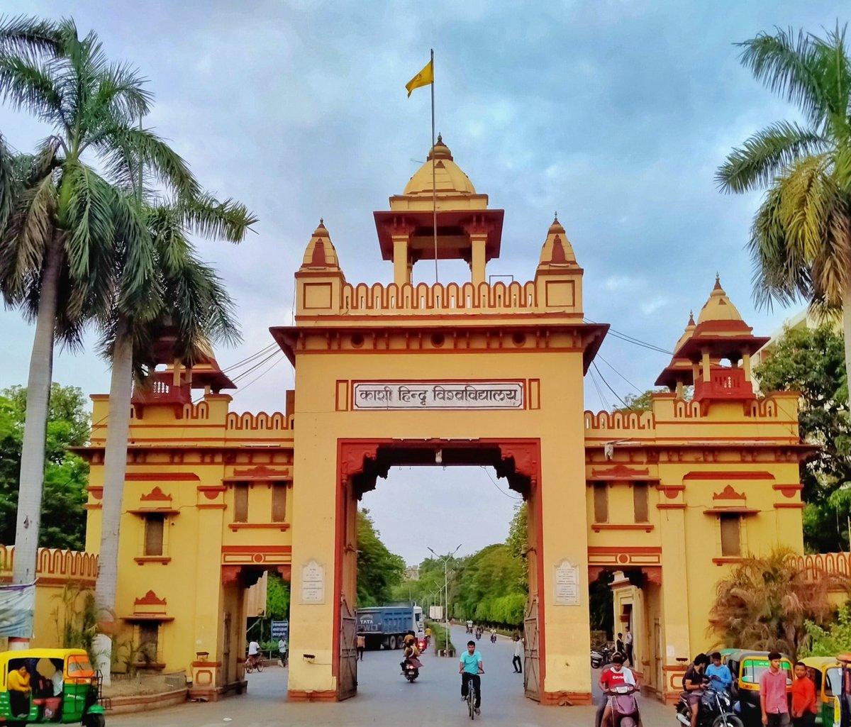 shalabhmani's tweet photo. काशी हिंदू विश्वविद्यालय के छात्र श्री प्रशान्त मिश्र के साथ क्लास रूम में हुई घटना अत्यंत दुर्भाग्यपूर्ण,शर्मनाक एवं निंदनीय है, इस घटना ने समाजवादी पार्टी का चरित्र पुनः दिखा दिया है, पुलिस ने अराजक तत्व को गिरफ़्तार कर लिया है, हम सभी पीड़ित छात्र के साथ हैं, पुलिस अधिकारियों से वार्ता कर कठोर कार्रवाई करने को कहा है, समाजवादी पार्टी ऐसी घटनाओं को अंजाम देकर समाज में नफ़रत फैलाने की कोशिश कर रही है, माननीय मुख्यमंत्री श्री @myogiadityanath जी की सरकार में इनके मंसूबे सफल नहीं होंगे।