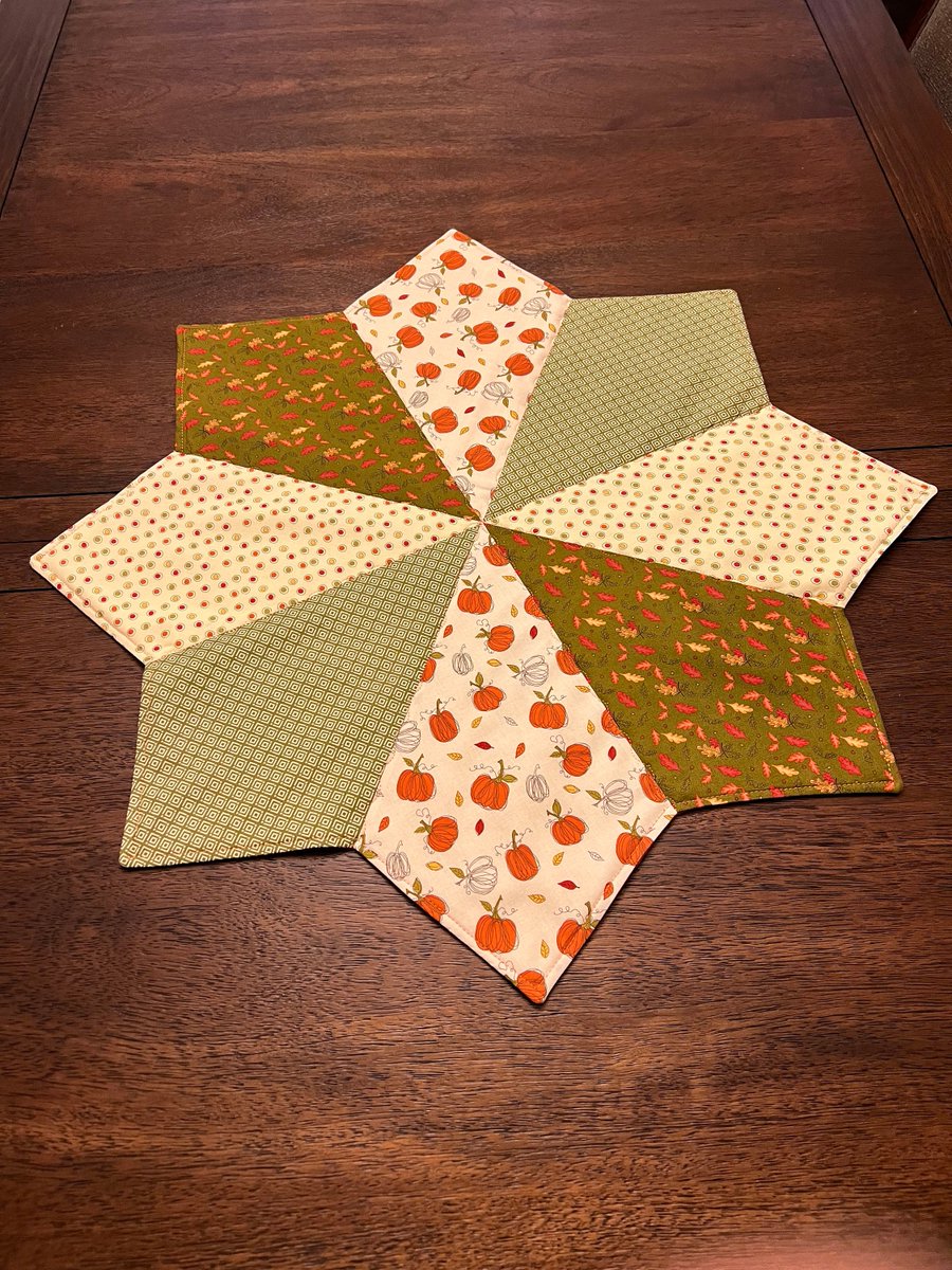 angelhw1956's tweet image. Quilted Fall/Thanksgiving Table Topper tuppu.net/5ef04ba3 #Etsy #TeaTimeQuiltsnMore #Thanksgiving