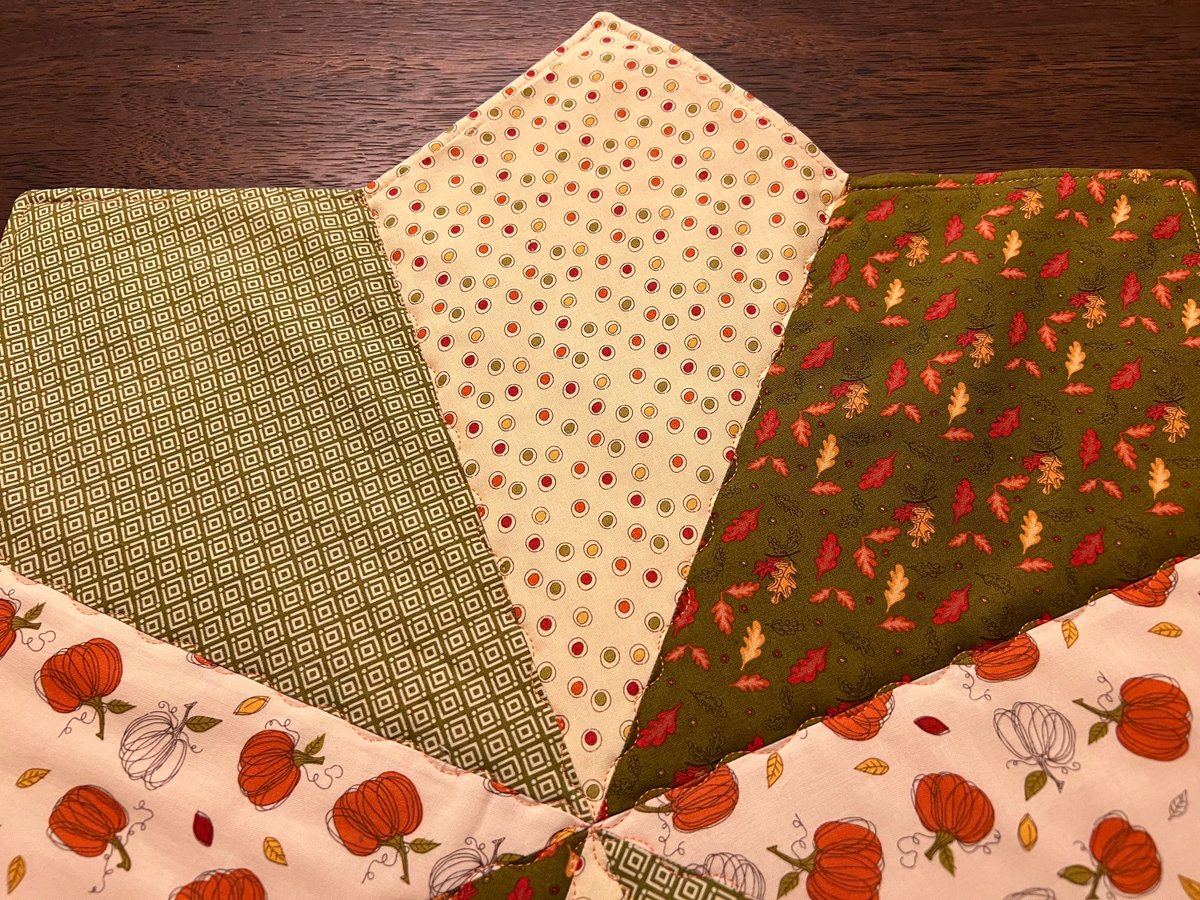 angelhw1956's tweet image. Quilted Fall/Thanksgiving Table Topper tuppu.net/5ef04ba3 #Etsy #TeaTimeQuiltsnMore #Thanksgiving