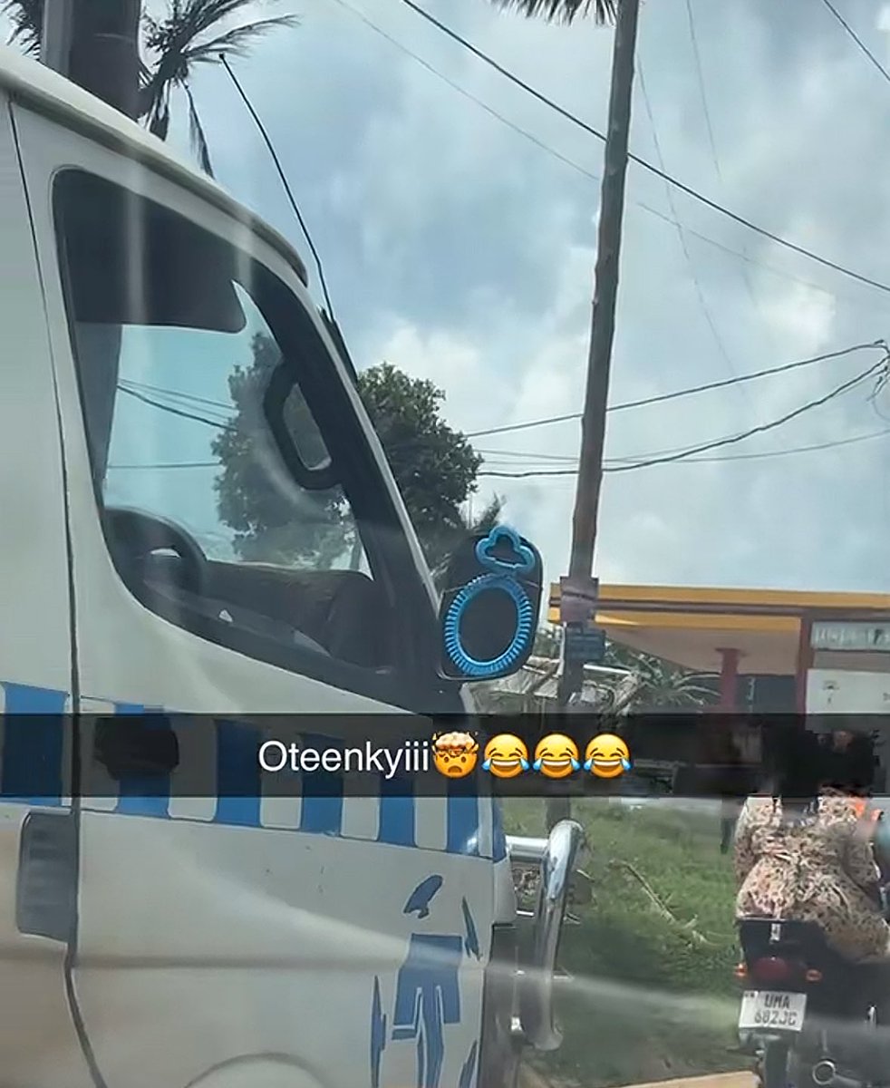 AllanSseky's tweet photo. This Taxi side mirror is a discovery 😂😂😂🙌 https://t.co/pxyG15pJOc