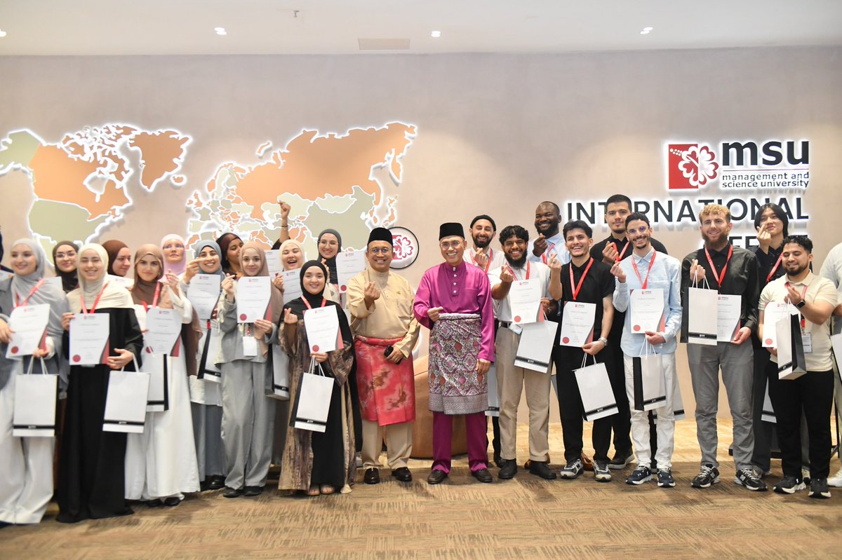 MohdShukriYajid's tweet photo. Congratulations to the participants of the @MSUmalaysia -@EducationMYSIA Edutourism Programme on receiving your Certificate of Completion today. A meaningful journey of learning, culture &amp; connection. Wishing you greater global exposure, new perspectives, and continued success. https://t.co/folrpgNV38