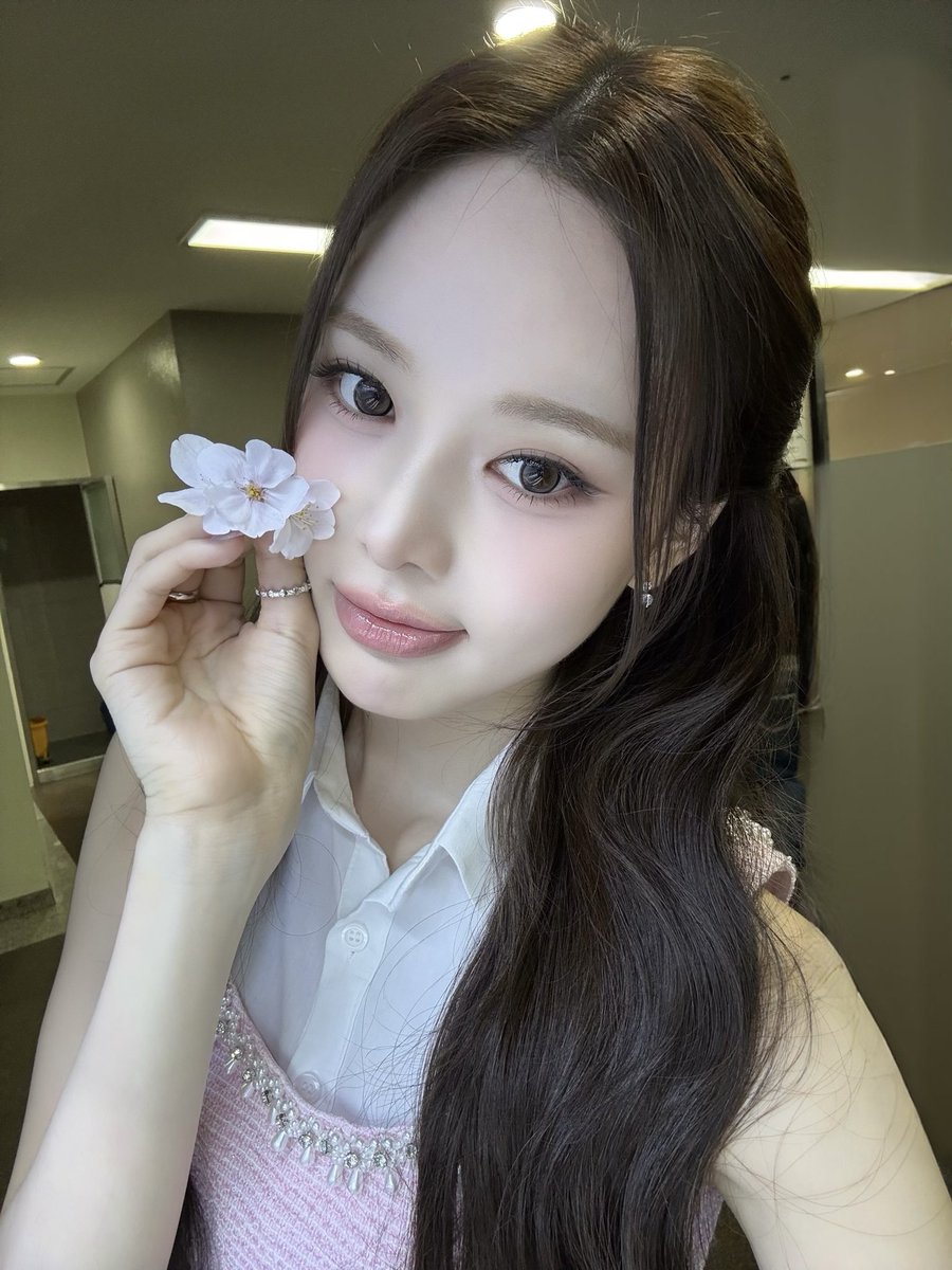 nananalight's tweet photo. CANTIKK… gaboleh secantik ini, please… nanti digenitin 27 September 2005, 26 Desember 2005, 13 Oktober 2002, 25 Desember 2006 itu gimana..ntik hapus ya weversenya… kamu minta 999 pulau aku bikinin 1000 biar genap….. i love you cantik. https://t.co/eqq6kfLB8K