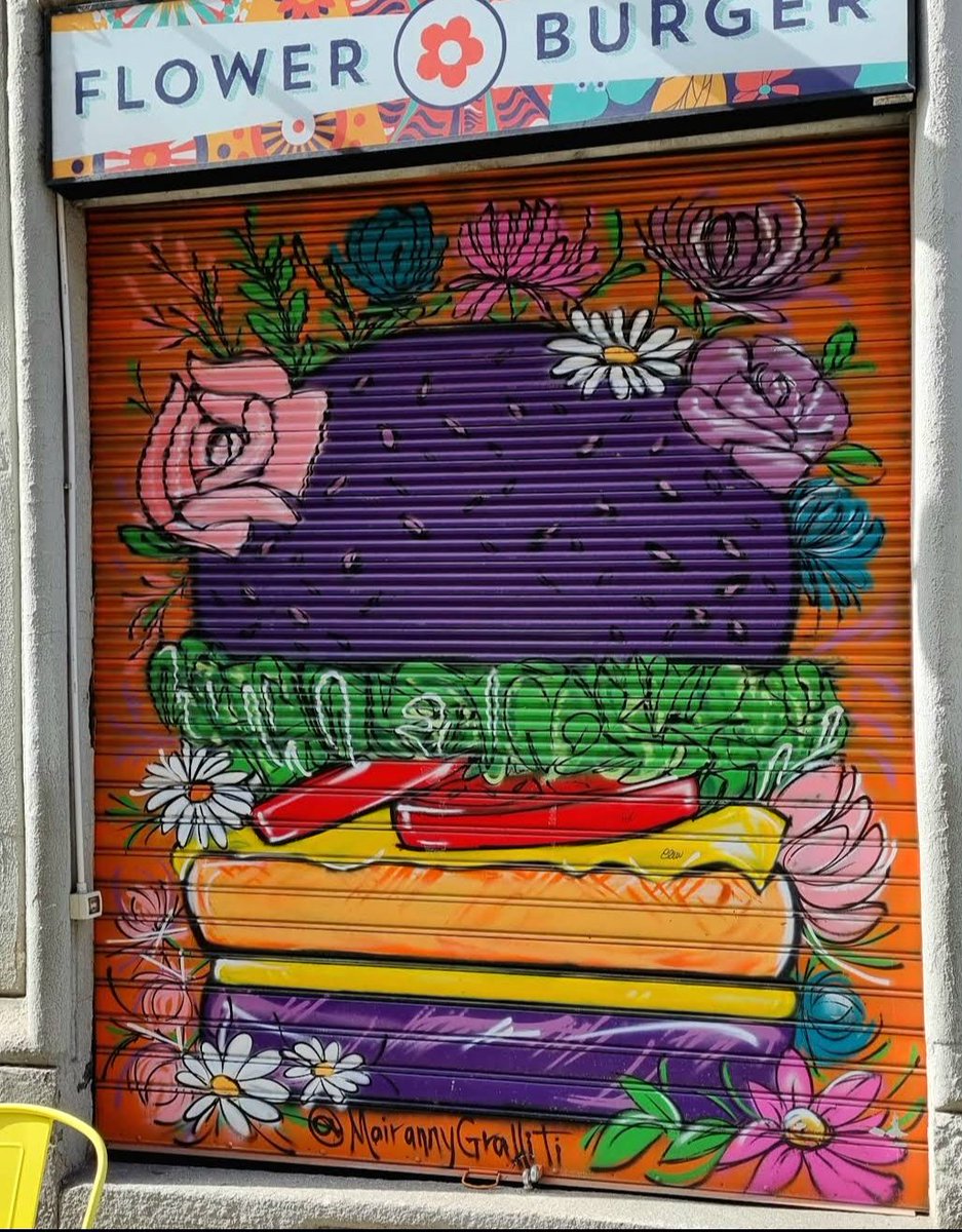 Gianna2119's tweet image. #PMJWeeklyChallenge
#Layers @pmj_photos 
Street art.
Strati di fiori dipinti su strati di saracinesca negozio.
Mi scuso,in italiano perchè problema ad 👀