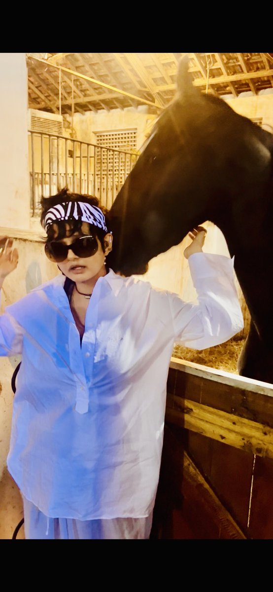 This one even knows how to pose, hands down better than someone. कही पे निगाहे कही पे निशाना 💕 #manisharanawat #manisharanawatslife #manisharanawatslove #horse #derbydays