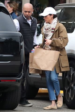 SummerRhapsody's tweet image. Could #MeghanMarkle be suffering from low blood pressure or a iron deficiency which would explain why she may be feeling cold in warm weather. #JustSaying