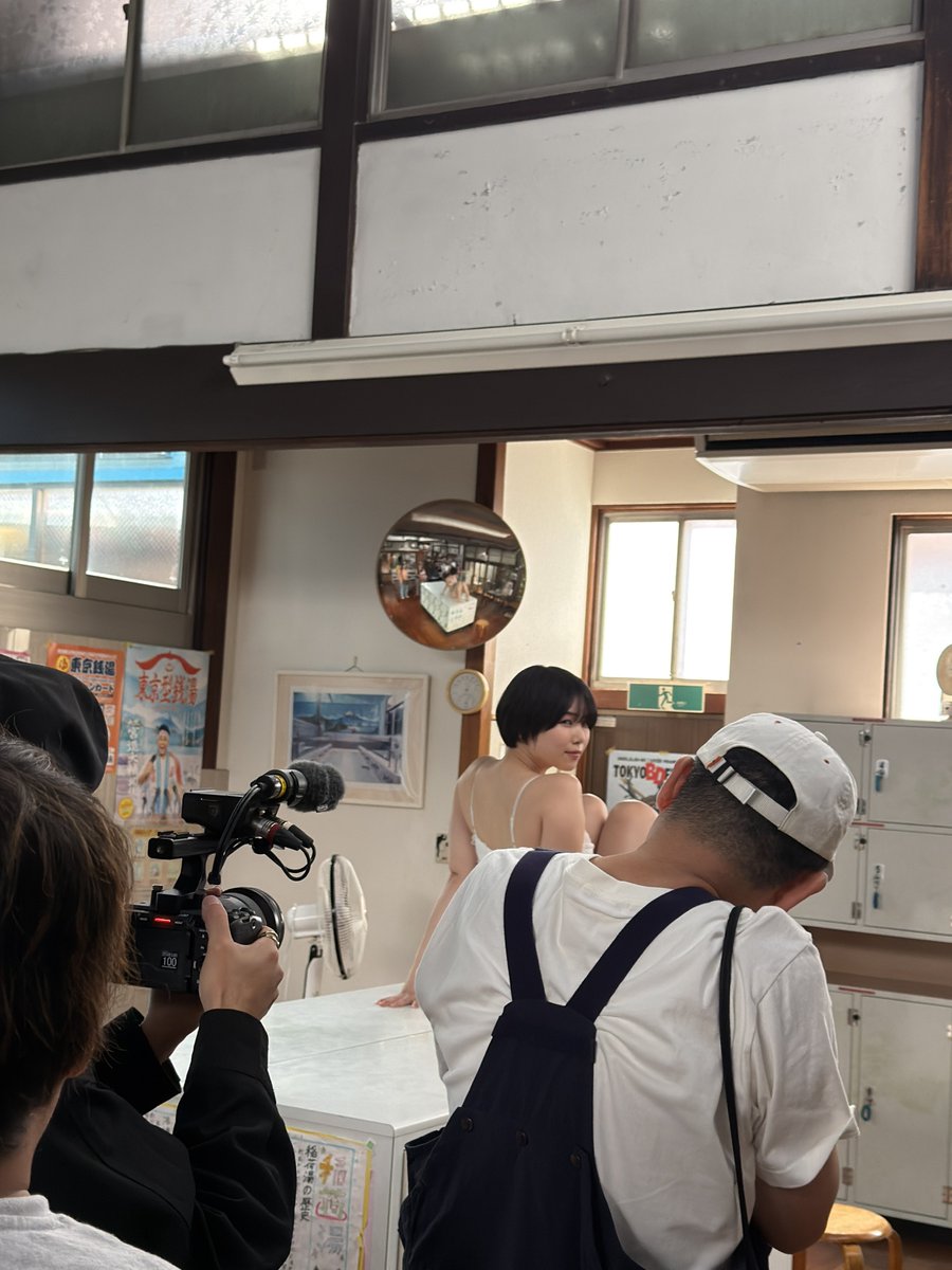 今回の写真集、なんと銭湯ロケがありました♨️テルマエ・ロマエでも使われた稲荷湯さん！

ちょっとドキッとするカット、あるかも。

サインも飾ってもらったから見つけてみて👀 https://t.co/slUnN3bcte