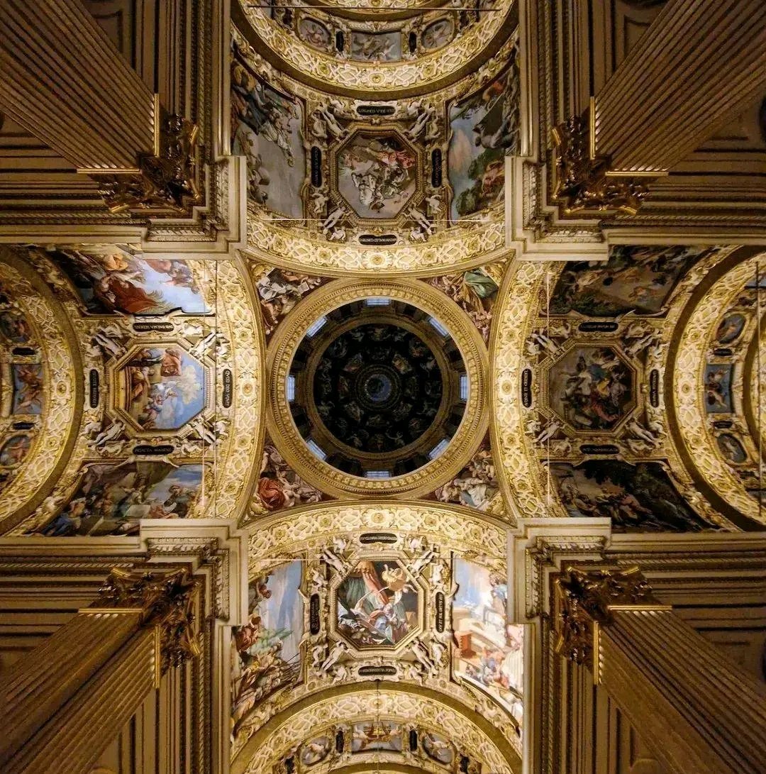 Je vous souhaite un pieux vendredi saint mes chers twittos. 
Que cette triste journée vous comble de grâces. 
Que vos prières soient entendues.