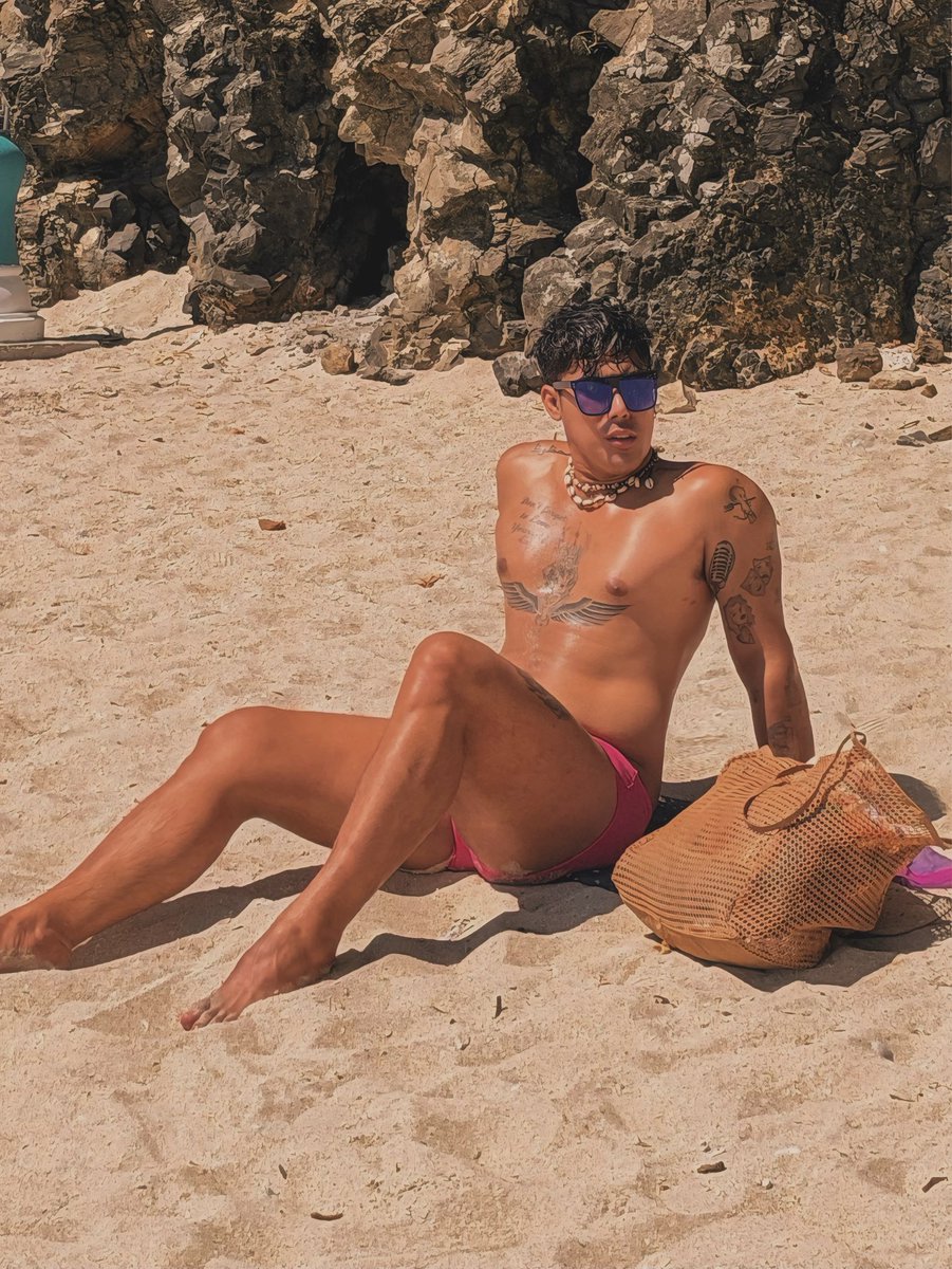 DEBILinsider's tweet image. Saan na kayo? Nandito lang ako sa gilid oh #summertime #uninterruptedniTitser