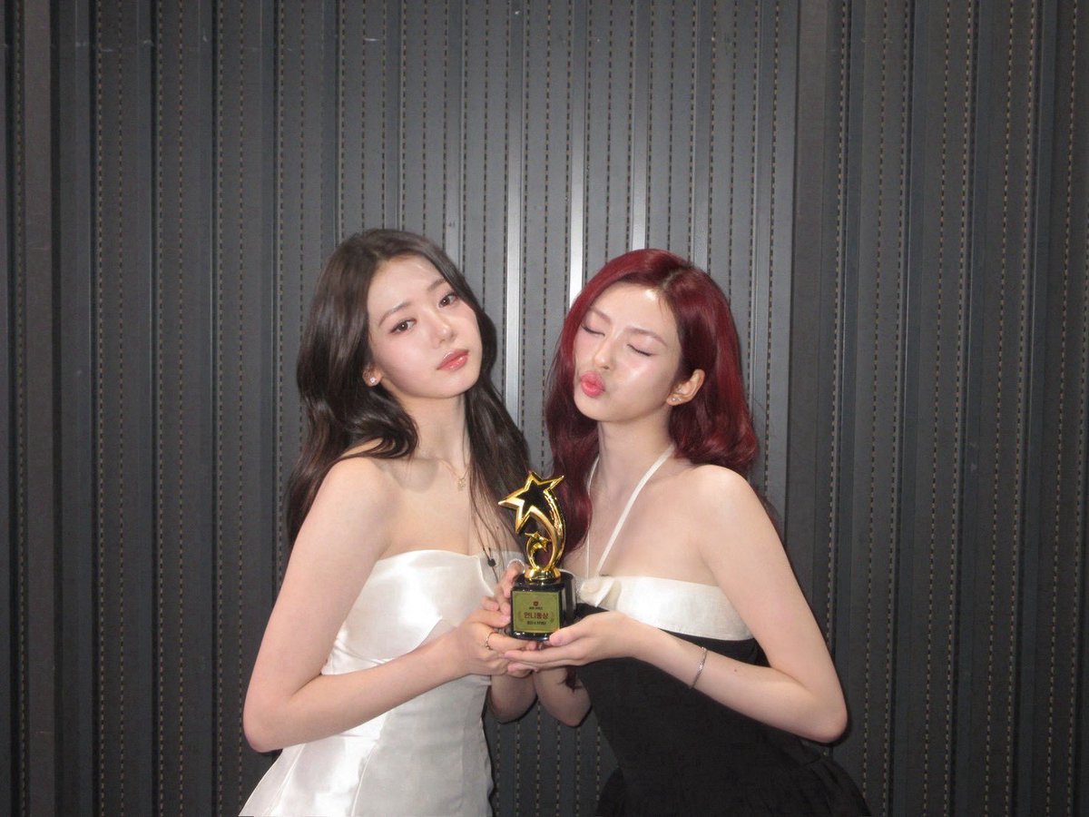 [📸] Weverse UPDATE #ชิกิต้ามาวีเวิร์ส 🐈‍⬛🍒

“ BEAMON NEWS🎙️ ”

น้องชิกิต้าจากวีเวิสพี่โรร่าค่ะ ได้รับรางวัลกับพี่โรร่า เฟรมคนสวย คู่หูมักเน่ 2 คน สวยแข่งกันมากค่ะ 💘💘

#CHIQUITA #치키타 #BABYMONSTER