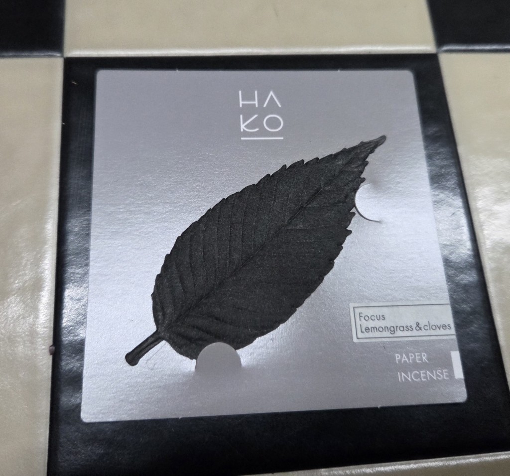 中々、オシャンなお香様～♪

数枚は入ってるのかな？って思ったら…

まさかの1枚。

オシャンだがブルジョアだなブツですわ～。🫠