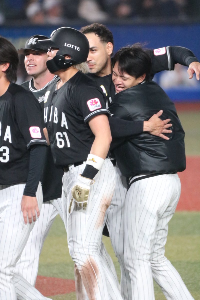 iwatatsuro's tweet photo. ソトと喜びを分かち合う毛利くん
#chibalotte #毛利海大 https://t.co/yplIzrnccO