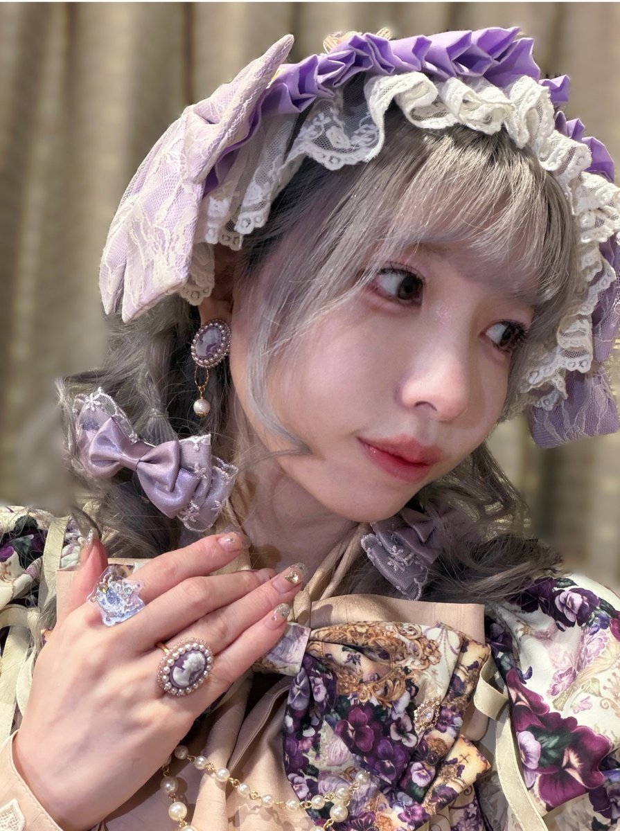 mikuraiyori's tweet photo. アクセサリーって
重ねる程いいからね💜 ˎˊ˗

ヘッドドレス🎀Feather of Raven
ヘアクリップ🎀Amalia
イヤリング&amp;リング🎀sepiange
リング🎀 EnchantlicEnchantilly 
敬称略

#メルヴェイユオフショ https://t.co/CZtRKpy2PA