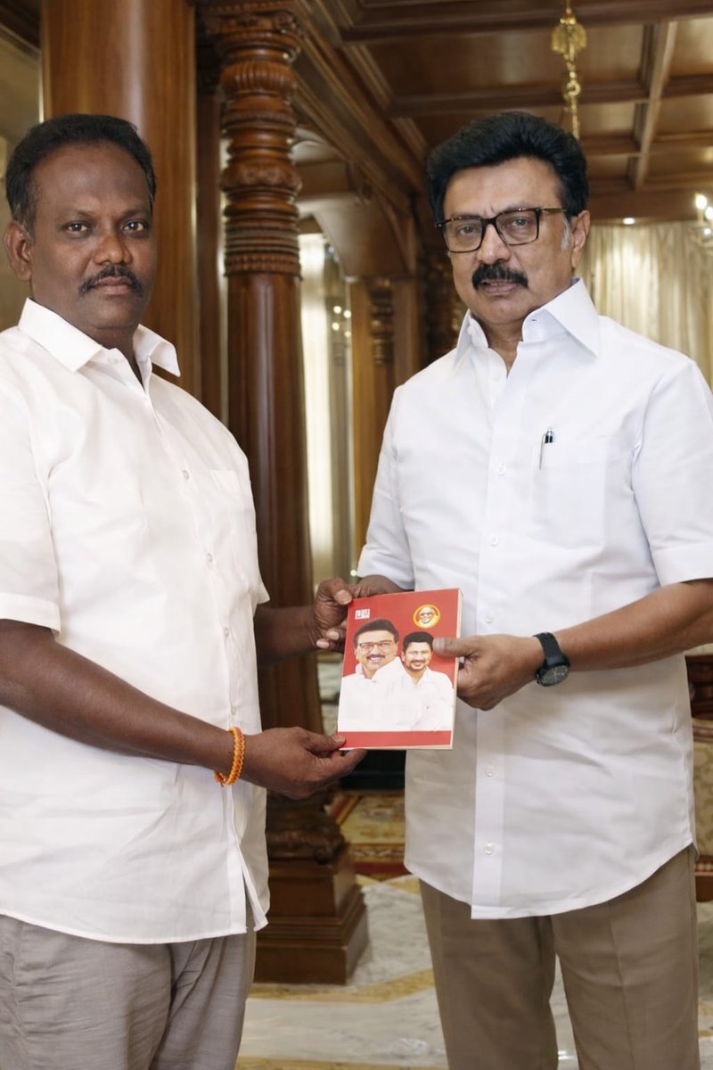 thil2004's tweet photo. என் வரலாற்று காவியத்தின் தலைவர் அவர்களுடன் 3/4   ல் பிறந்த நாள் வாழ்த்துக்கள் பெற்ற போது https://t.co/M8na8vZPnp