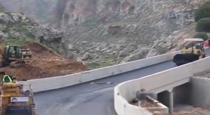 أصدر المتحدث باسم الجيش الإسرائيلي إنذارًا بأنه سيستهدف الجسر الذي يربط #سحمر ببلدة #مشغرة فوق نهر الليطاني في البقاع الغربي، بذريعة أنّه يستخدم في نقل مقاتلين وعتاد.

تعدّ الجسور من الأعيان المدنية المحمية بموجب القانون الدولي الإنساني. 
يؤدّي تدمير هذه الجسور، التي تشكّل شرايين