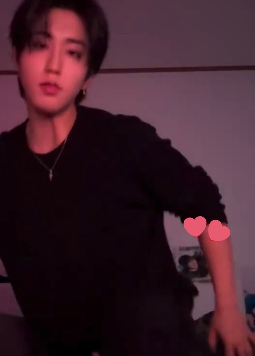 StrayKidsBrasil's tweet image. 「 #RANDOM • 03.04.26 」 
Merece todo o amor do mundo!  No último reels do HAN no Instagram, podemos ver um livro de cartas feitas pelos fãs no fundo. 🫂

Ele comentou anteriormente numa entrevista que lê essas cartas quando fica pra baixo e às vezes fica acordado até tarde para