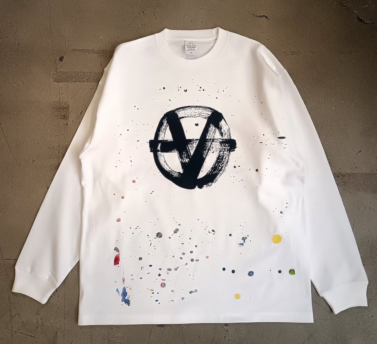 VOVIVAV's tweet photo. 【VOVIVAV ロンTee】
9.1オンス ビッグシルエット L/S TEE
VOVIVAVライブ会場とOOO YY Spaceにて販売開始！※sizeはM,L

black mark drawn by Kei Kubo @KEIoooyyvovivav 
colorful designed &amp; hand screen printed by Yasuaki Goto

 ¥9,900(税込) https://t.co/Nyhj8lpgkh