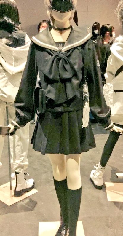 mash30mash30's tweet photo. 少女ヨルハ九号も　
トワツガイのカラスも　
同じ生地を使ってます。
(二着ともキャストが同じ
大西桃香さん🎊 https://t.co/kw7pYvWmSq