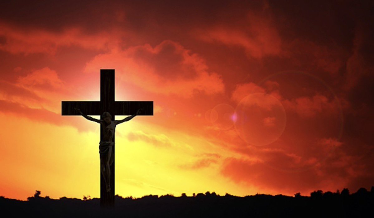 A Sexta-feira Santa não é um dia confortável. E talvez esse seja justamente o ponto.

É o dia em que o silêncio pesa.
O dia em que a esperança parece ter sido derrotada.
O dia em que o justo foi condenado… e muitos assistiram sem fazer nada.

A cruz expõe algo que a maioria