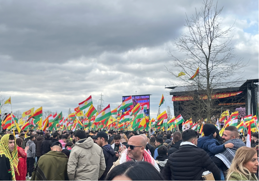 そして、こちらが、ヨーロッパ最大規模とも言われるフランクフルトのネウロズ。
見渡す限り、何万人ものクルド人がお祝いしていて、踊るスペースもないくらいだったそうです。