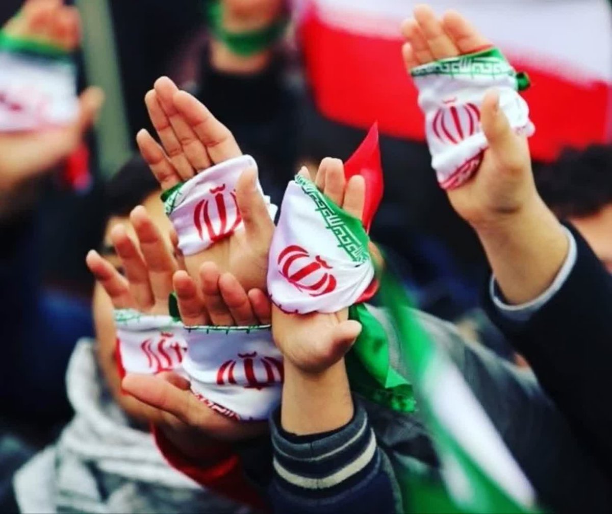 حُبّ الوطن است نقش پیشانی ما
حفظِ تو نشانه ی مسلمانی ما 
تا صبح ظهور پای تو می مانیم
جمهوری اسلامی ایرانی ما
#تا_پای_جان_برای_ایران
#ایران_پیروز